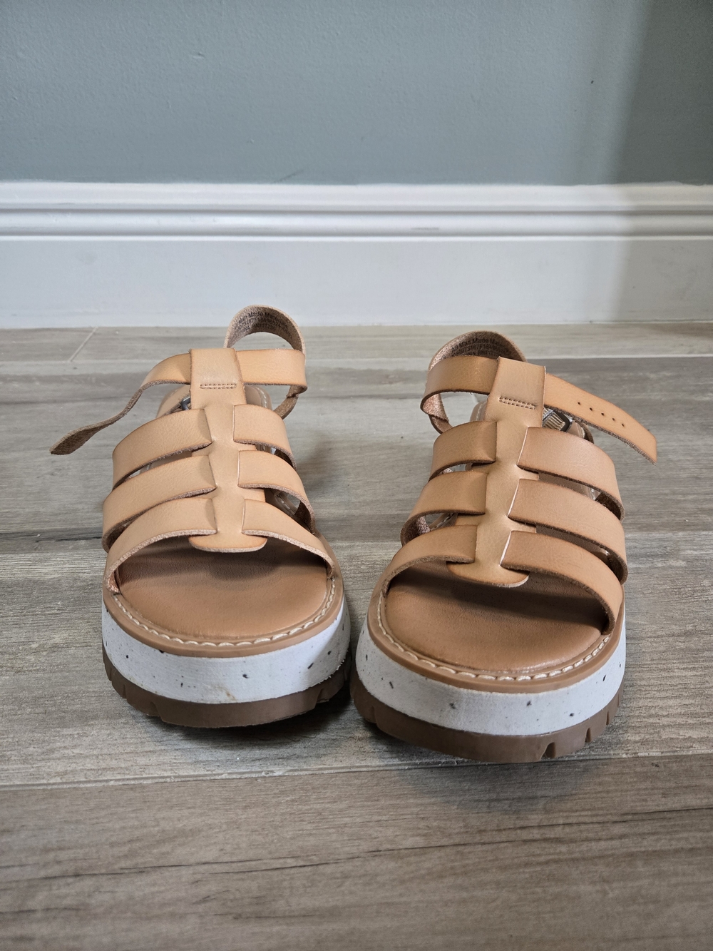 Universal Thread Tan Strappy Platform Sandals